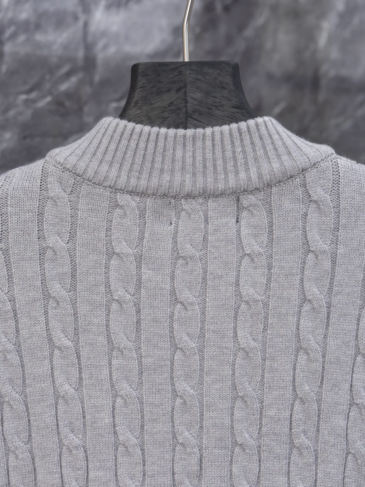 P230 Model No. J0132 Ralph Lauren classic pony embroidered stand-collar knitted sweater. Made of 400 cotton gauze fabric with clear lines. Original order customization 1:1 smooth and delicate lines. Better hand feel. Not easy to deform, not easy to shrink, not easy to fade. Maintains long-lasting beauty. Color Gray Black Size S-XL